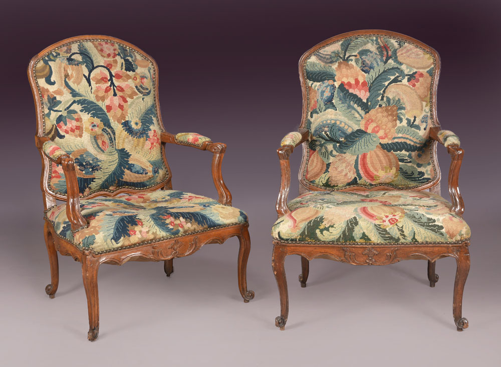  PAR DE ANTIGUOS SILLONES FRANCESES DE EPOCA REGENCE.