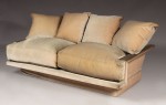 Lote 239: SOFA CONFORTABLE MODELO DE MATTA PARA DOS AMPLIOS CUERPOS.  SOFA CONFORTABLE MODELO DE MATTA PARA DOS AMPLIOS CUERPOS. 