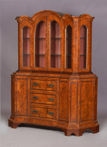 Lote 157: MUEBLE DE ESTILO HOLANDES FORMADO POR DOS CUERPOS. MUEBLE DE ESTILO HOLANDES FORMADO POR DOS CUERPOS.