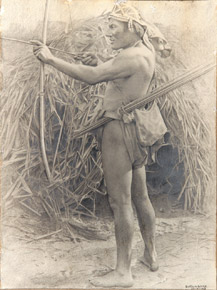 Lote 275: 'ABORIGEN CON ARCO Y FLECHA'  'ABORIGEN CON ARCO Y FLECHA' 