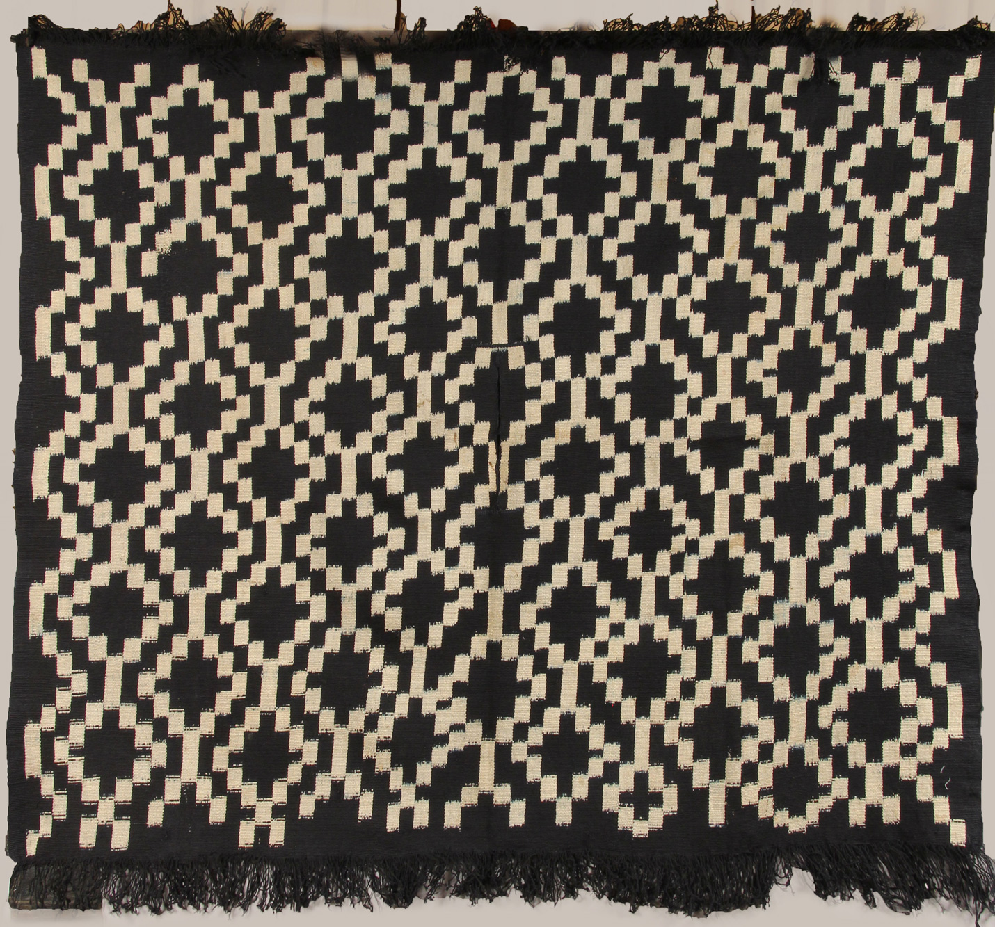  ANTIGUO PONCHO PAMPA DE LANA TEJIDA. 