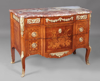 Lote 330: COMODA FRANCESA DE ESTILO TRANSICION.  COMODA FRANCESA DE ESTILO TRANSICION. 