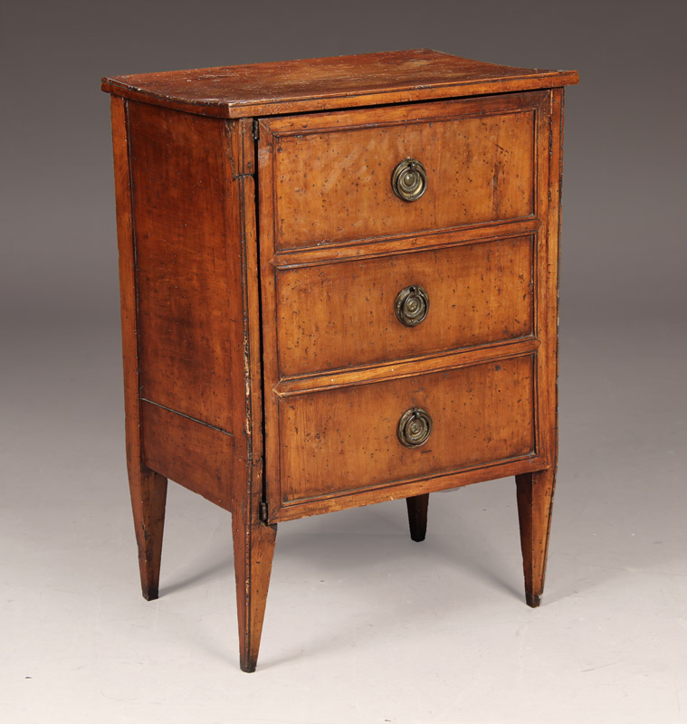  PEQUEÑO MUEBLE DE ARRIMO ITALIANO FINES DEL SIGLO XVIII.