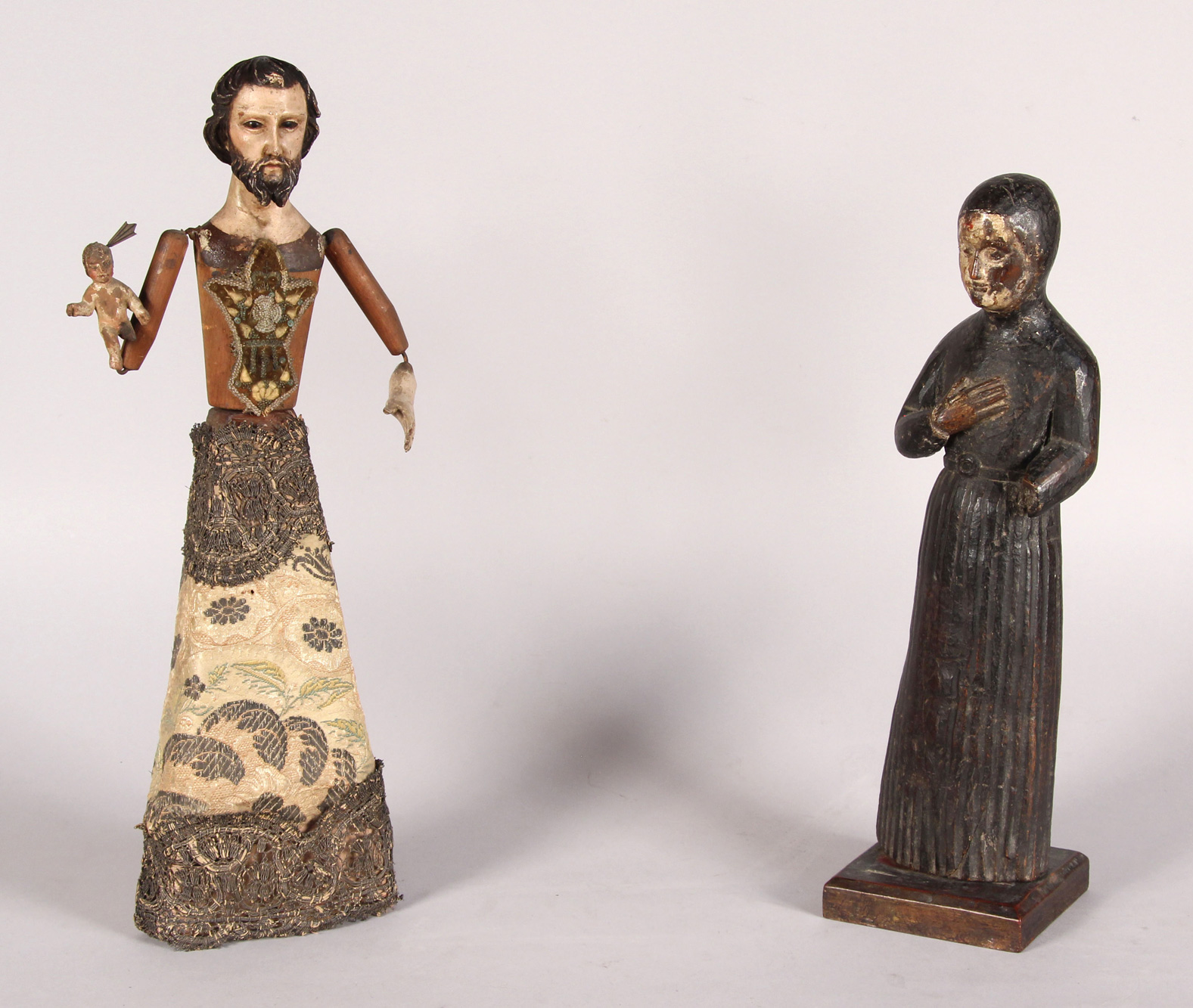  DOS ANTIGUAS FIGURAS RELIGIOSAS DE MADERA POLICROMADA. 