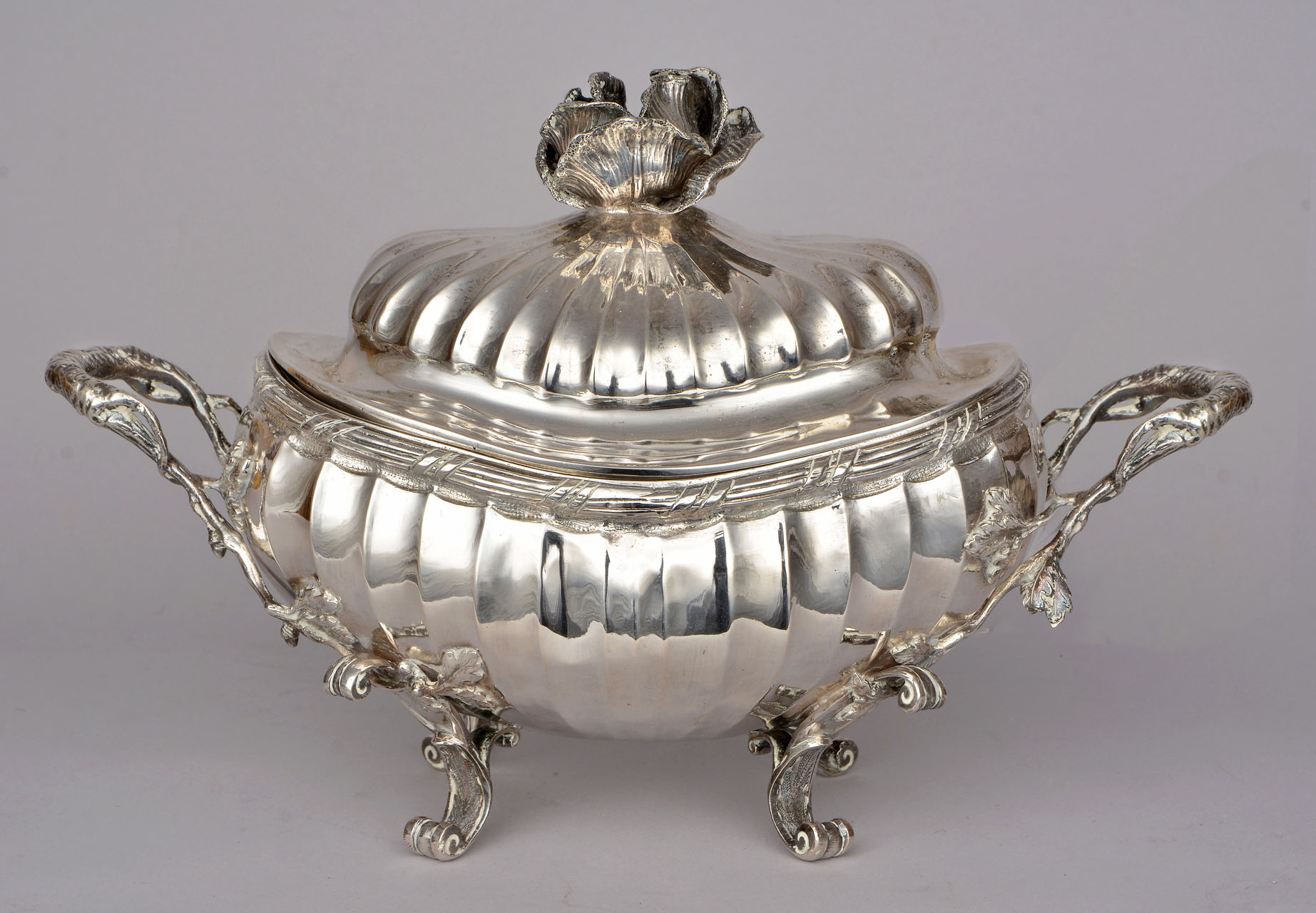  PEQUEÑA SOPERA DE PLATA SELLADA CON TAPA.