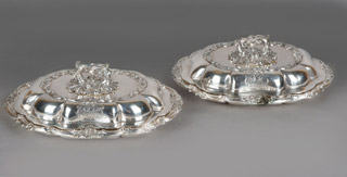 Lote 475: PAR DE ANTIGUAS GUISERAS DE PLATA INGLESA SELLADA CON TAPA. PAR DE ANTIGUAS GUISERAS DE PLATA INGLESA SELLADA CON TAPA.