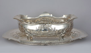 Lote 535: CENTRO DE MESA CON PRESENTOIRE DE ORIGEN DINAMARQUES. CENTRO DE MESA CON PRESENTOIRE DE ORIGEN DINAMARQUES.