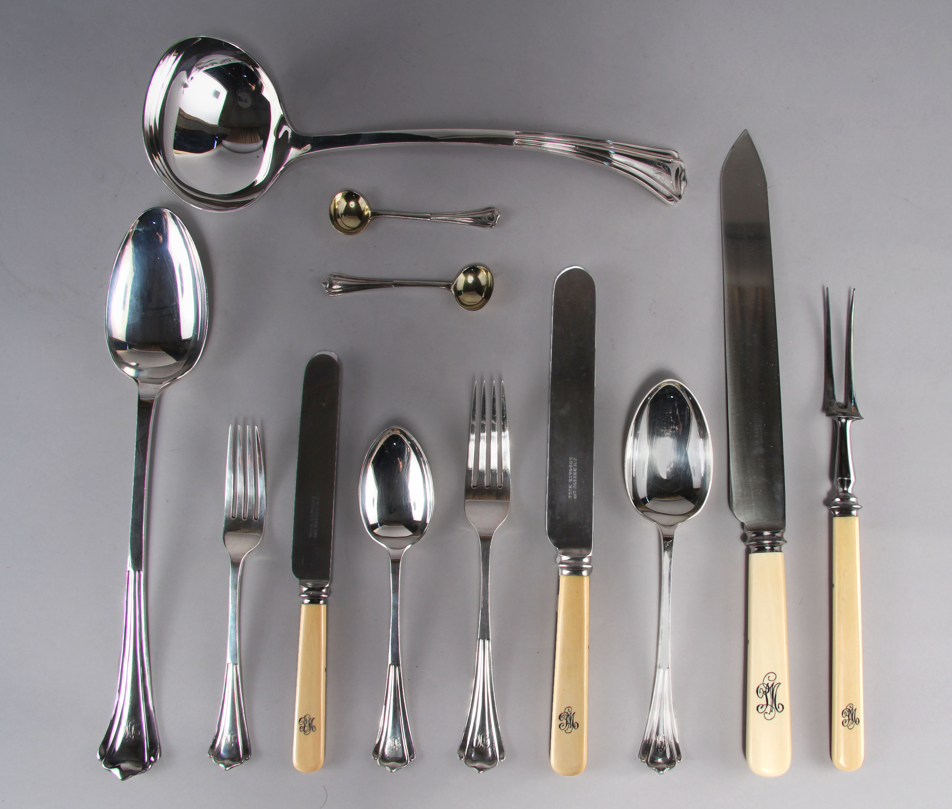  JUEGO DE CUBIERTOS DE PLATA INGLESA SELLADA.