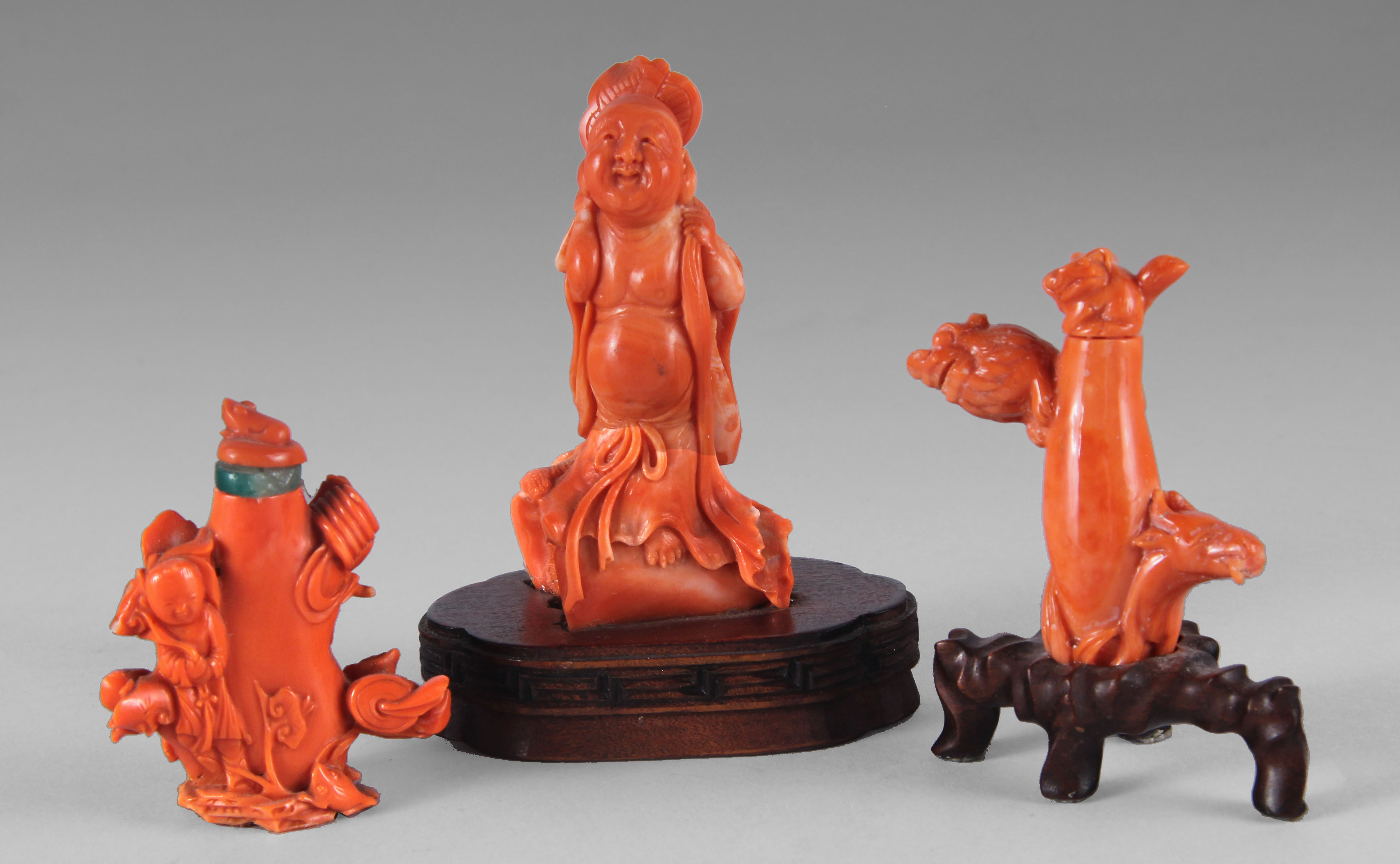  DOS SNUFF BOTTLES Y UNA FIGURA CHINAS DE CORAL.