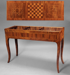 Lote 203: MESA ALEMANA PARA JUEGO CON MARQUETERIA. MESA ALEMANA PARA JUEGO CON MARQUETERIA.