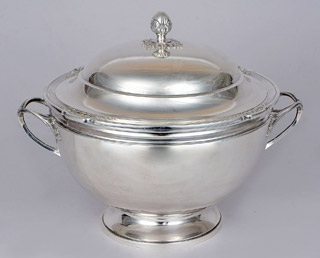 Lote 588: SOPERA DE PLATA FRANCESA SELLADA CON TAPA. SOPERA DE PLATA FRANCESA SELLADA CON TAPA.