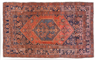 Lote 419: ANTIGUA ALFOMBRA PERSA DE LANA TEJIDA A MANO.  ANTIGUA ALFOMBRA PERSA DE LANA TEJIDA A MANO. 