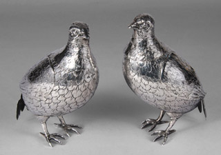 Lote 502: PAR DE AVES DE PLATA INGLESA SELLADA. PAR DE AVES DE PLATA INGLESA SELLADA.