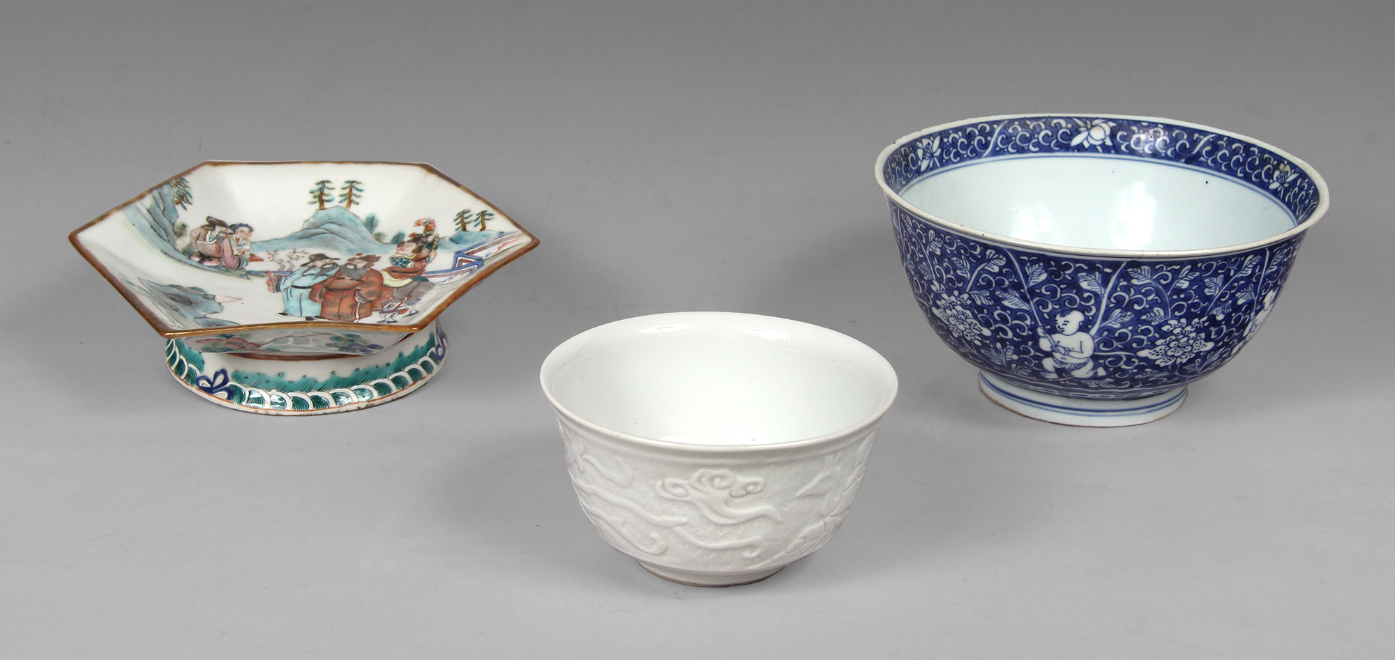  TRES PIEZAS DIFERENTES DE PORCELANA CHINA.