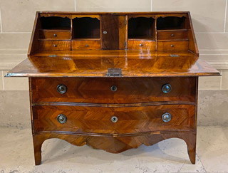 Lote 40: ANTIGUA COMODA SECRETAIRE DEL NORTE DE ITALIA. ANTIGUA COMODA SECRETAIRE DEL NORTE DE ITALIA.