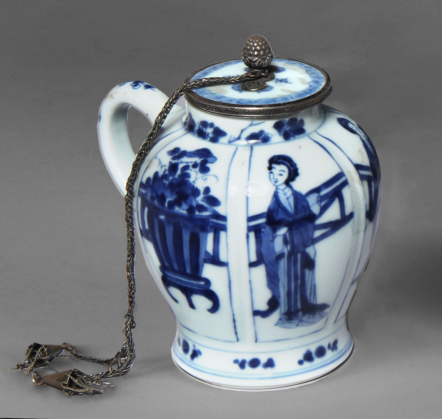  PEQUEÑA JARRA CON ASA DE PORCELANA CHINA ANTIGUA.