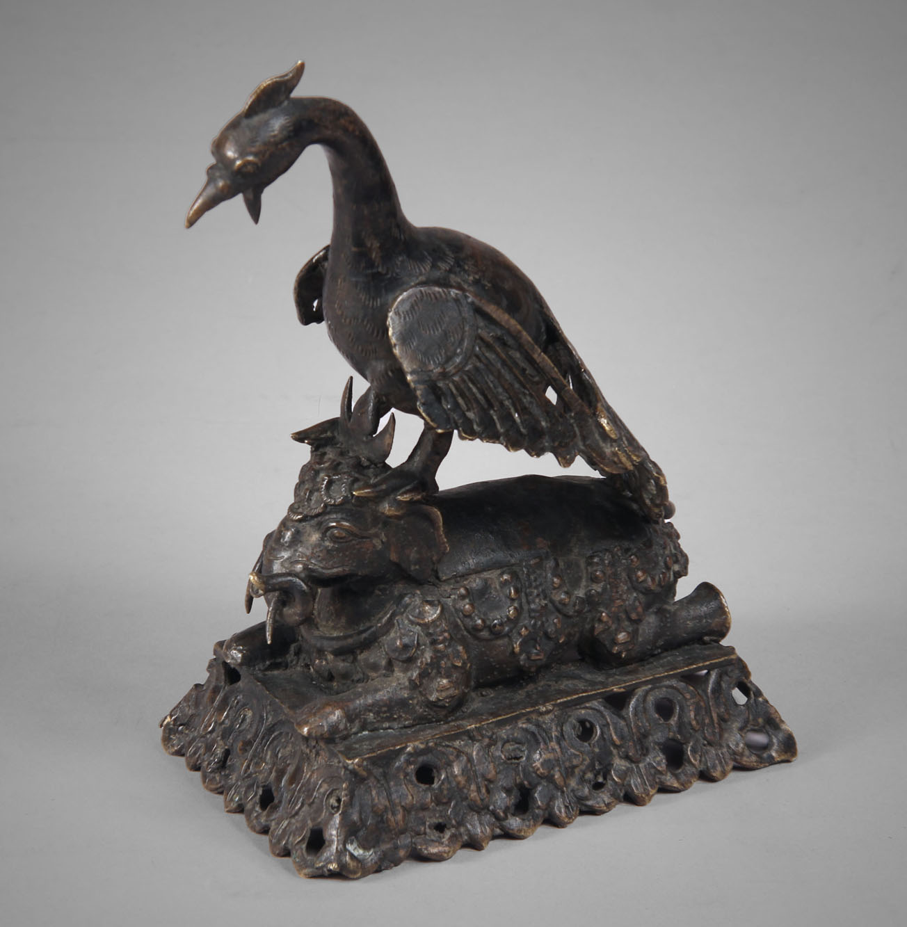  ESCULTURA ORIENTAL DE BRONCE PATINADO. 