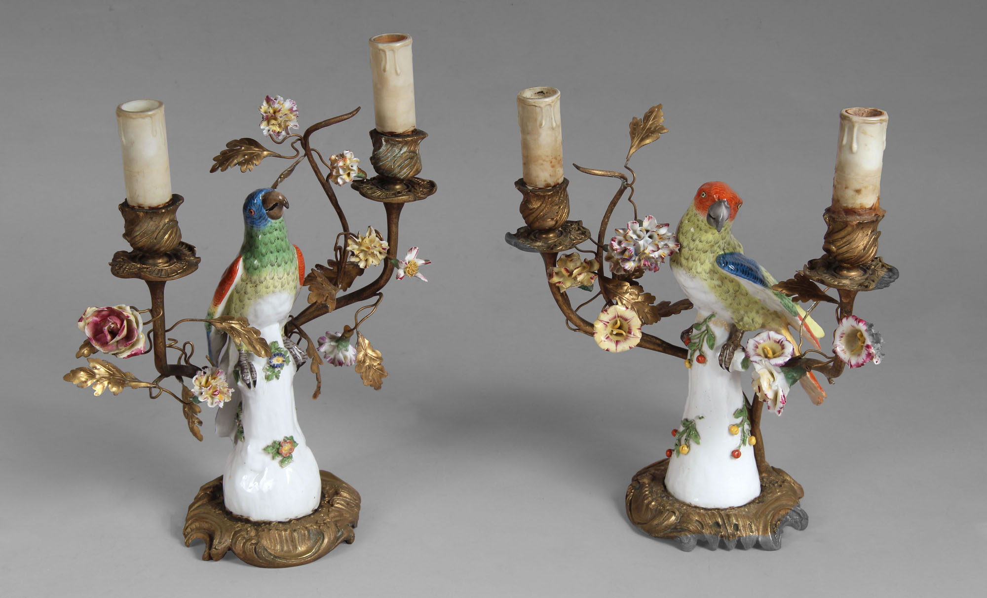  PAR DE VELADORES FRANCESES DE PORCELANA Y BRONCE. 