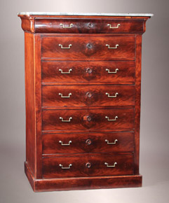 Lote 127: CHIFFONNIER EJECUTADO EN MADERA ENCHAPADA EN CAOBA. CHIFFONNIER EJECUTADO EN MADERA ENCHAPADA EN CAOBA.