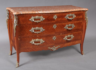 Lote 99: COMODA DE ESTILO FRANCES LUIS XV.  COMODA DE ESTILO FRANCES LUIS XV. 