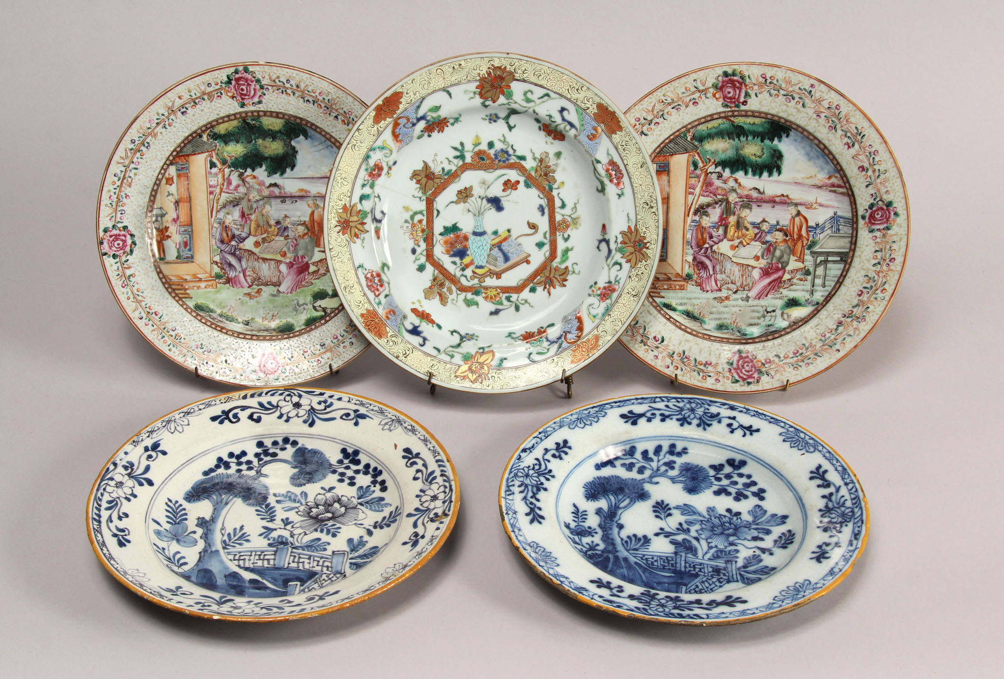  CINCO ANTIGUOS PLATOS DE PORCELANA CHINA.