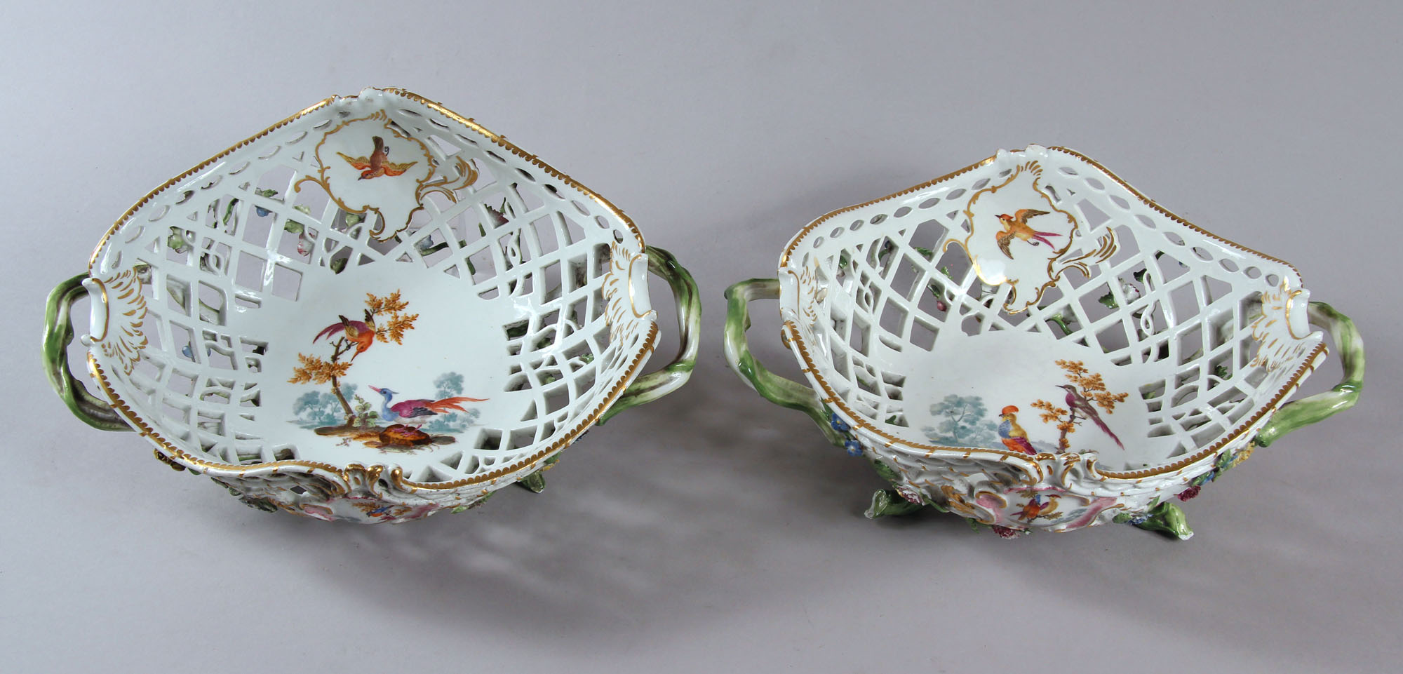  PAR DE ANTIGUOS CENTROS CALADOS DE PORCELANA DE MEISSEN.