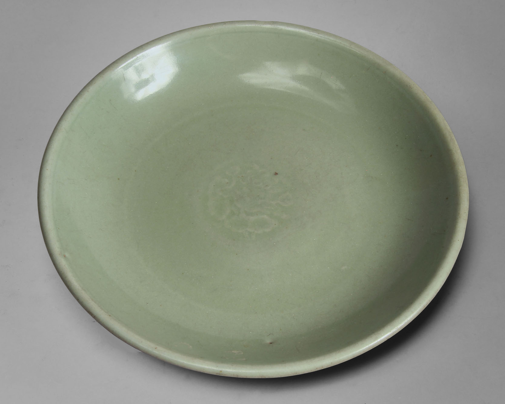  ANTIGUO PLATO HONDO CHINO DE PORCELANA CELADON. 