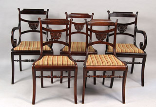 Lote 170: DOS SILLONES Y OCHO SILLAS DE ESTILO INGLES PARA COMEDOR.  DOS SILLONES Y OCHO SILLAS DE ESTILO INGLES PARA COMEDOR. 