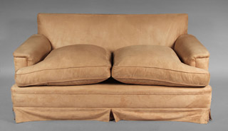 Lote 203: SOFA CONFORTABLE PARA DOS AMPLIOS CUERPOS.  SOFA CONFORTABLE PARA DOS AMPLIOS CUERPOS. 