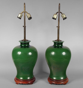 Lote 575: PAR DE LAMPARAS CON VASOS DE CERAMICA ESMALTADA.  PAR DE LAMPARAS CON VASOS DE CERAMICA ESMALTADA. 