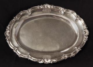 Lote 473: FUENTE DE ANTIGUA PLATA INGLESA SELLADA. FUENTE DE ANTIGUA PLATA INGLESA SELLADA.