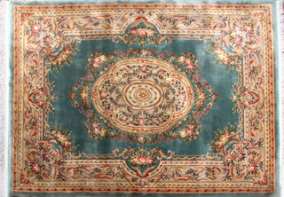 Lote 258: ALFOMBRA SAVONNERIE DE LANA TEJIDA A MANO.  ALFOMBRA SAVONNERIE DE LANA TEJIDA A MANO. 