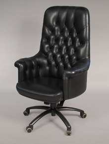 Lote 223: SILLON ITALIANO DE CUERO NEGRO PARA OFICINA.  SILLON ITALIANO DE CUERO NEGRO PARA OFICINA. 