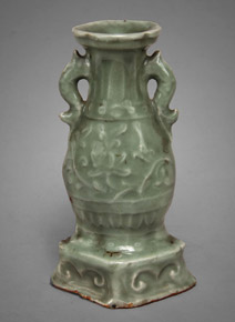 Lote 400: PEQUEÑO VASO CHINO DE PORCELANA CELADON. PEQUEÑO VASO CHINO DE PORCELANA CELADON.