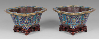 Lote 351: PAR DE ANTIGUOS CENTROS CHINOS DE BRONCE CLOISONNE. PAR DE ANTIGUOS CENTROS CHINOS DE BRONCE CLOISONNE.