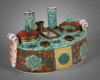 Lote 409: ANTIGUA PEQUEÑA ESCRIBANIA DE PORCELANA FRANCESA DE LIMOGES. ANTIGUA PEQUEÑA ESCRIBANIA DE PORCELANA FRANCESA DE LIMOGES.