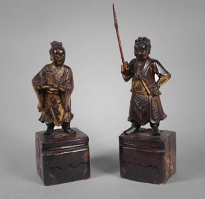 Lote 369: PAR DE ANTIGUAS FIGURAS CHINAS DE MADERA POLICROMADA. PAR DE ANTIGUAS FIGURAS CHINAS DE MADERA POLICROMADA.