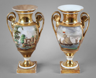 Lote 402: PAR DE PEQUEÑAS ANFORAS DE PORCELANA FRANCESA VIEUX PARIS. PAR DE PEQUEÑAS ANFORAS DE PORCELANA FRANCESA VIEUX PARIS.