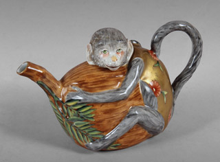 Lote 383: TETERA DE PORCELANA ITALIANA DE CAPODIMONTE. TETERA DE PORCELANA ITALIANA DE CAPODIMONTE.