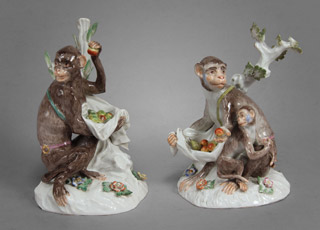 Lote 342: PAR DE GRUPOS DE MONOS DE PORCELANA ALEMANA DE MEISSEN. PAR DE GRUPOS DE MONOS DE PORCELANA ALEMANA DE MEISSEN.