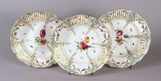 Lote 424: TRES ANTIGUOS PLATOS HONDOS DE PORCELANA ALEMANA DE ANSBACH. TRES ANTIGUOS PLATOS HONDOS DE PORCELANA ALEMANA DE ANSBACH.
