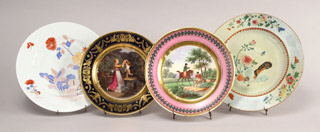 Lote 435: CONJUNTO FORMADO POR CUATRO ANTIGUOS PLATOS DE PORCELANA. CONJUNTO FORMADO POR CUATRO ANTIGUOS PLATOS DE PORCELANA.