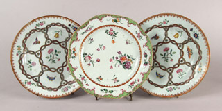 Lote 399: TRES ANTIGUOS PLATOS DE PORCELANA CHINA COMPAÑIA DE INDIAS. TRES ANTIGUOS PLATOS DE PORCELANA CHINA COMPAÑIA DE INDIAS.