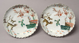 Lote 378: PAR DE PLATOS HONDOS DE PORCELANA CHINA FAMILLE VERTE. PAR DE PLATOS HONDOS DE PORCELANA CHINA FAMILLE VERTE.