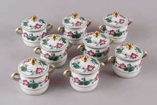 Lote 448: OCHO 'POTS A CREME' DE PORCELANA FRANCESA CON TAPA. OCHO 'POTS A CREME' DE PORCELANA FRANCESA CON TAPA.