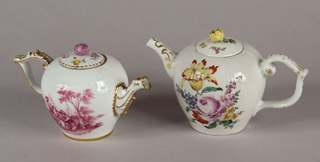 Lote 436: DOS PEQUEÑAS TETERAS DE PORCELANA MEISSEN CON TAPA. DOS PEQUEÑAS TETERAS DE PORCELANA MEISSEN CON TAPA.