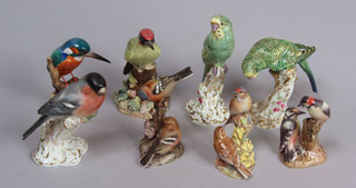 Lote 415: CONJUNTO DE OCHO AVES DE PORCELANA INGLESA ESMALTADA. CONJUNTO DE OCHO AVES DE PORCELANA INGLESA ESMALTADA.