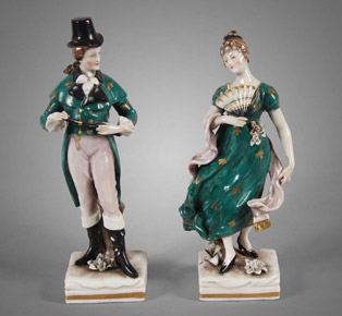 Lote 446: PAR DE FIGURAS DE PORCELANA EUROPEA ESMALTADA. PAR DE FIGURAS DE PORCELANA EUROPEA ESMALTADA.