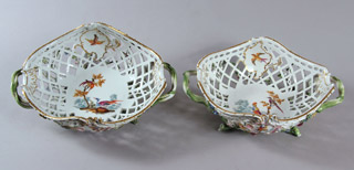 Lote 355: PAR DE ANTIGUOS CENTROS CALADOS DE PORCELANA DE MEISSEN. PAR DE ANTIGUOS CENTROS CALADOS DE PORCELANA DE MEISSEN.