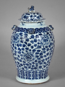 Lote 346: GRAN VASO DE PORCELANA CHINA CON TAPA. GRAN VASO DE PORCELANA CHINA CON TAPA.